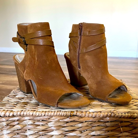 Camel Brown White Mountain Ankle High Heel Bootie Boot Size 8 Suede Leather - Picture 1 of 3